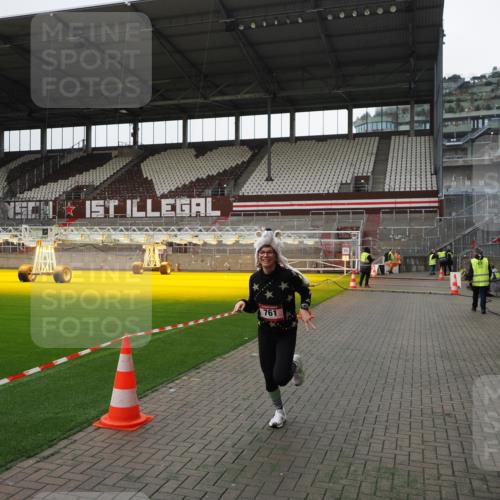 07.12.2025 - St. Pauli X-Mass-Run No. 15 Fabian Wolf http://msf.ph/oto/9399195 07.12.2025 10:58:12 Ziel 43, 75, 234, 761, 1690 meine-sportfotos.de
