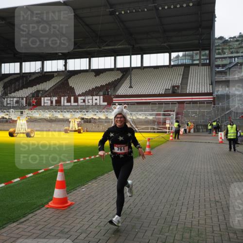 07.12.2025 - St. Pauli X-Mass-Run No. 15 Fabian Wolf http://msf.ph/oto/9399196 07.12.2025 10:58:12 Ziel 43, 75, 234, 761, 1690 meine-sportfotos.de