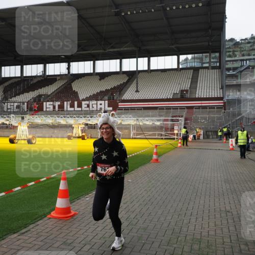 07.12.2025 - St. Pauli X-Mass-Run No. 15 Fabian Wolf http://msf.ph/oto/9399197 07.12.2025 10:58:13 Ziel 43, 75, 234, 761, 1690 meine-sportfotos.de