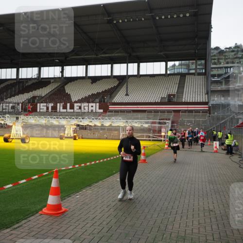 07.12.2025 - St. Pauli X-Mass-Run No. 15 Fabian Wolf http://msf.ph/oto/9399199 07.12.2025 10:58:40 Ziel 7, 941, 2130, 2131 meine-sportfotos.de