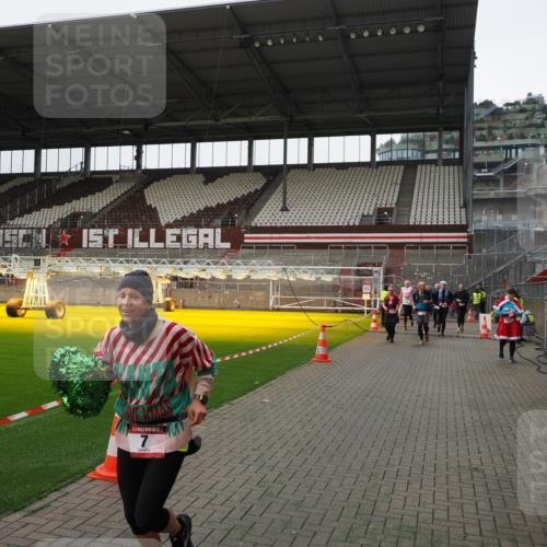 07.12.2025 - St. Pauli X-Mass-Run No. 15 Fabian Wolf http://msf.ph/oto/9399211 07.12.2025 10:58:43 Ziel 7, 606, 907, 941, 1160, 1174, 1476, 2130, 2131 meine-sportfotos.de