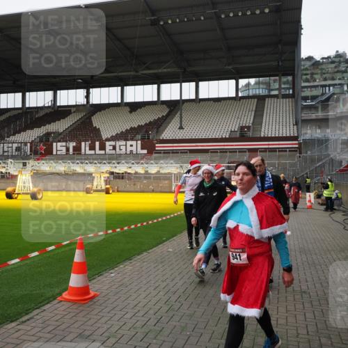 07.12.2025 - St. Pauli X-Mass-Run No. 15 Fabian Wolf http://msf.ph/oto/9399227 07.12.2025 10:58:51 Ziel 7, 606, 907, 941, 1160, 1174, 1451, 1453, 1456, 1458, 1459, 1476, 2130, 2131 meine-sportfotos.de