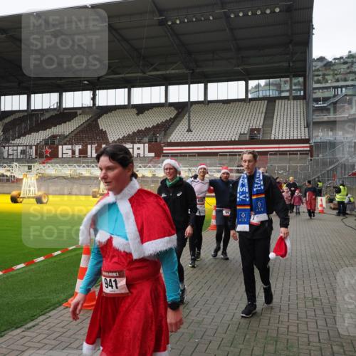 07.12.2025 - St. Pauli X-Mass-Run No. 15 Fabian Wolf http://msf.ph/oto/9399231 07.12.2025 10:58:52 Ziel 7, 606, 907, 941, 1160, 1174, 1451, 1453, 1456, 1458, 1459, 1476, 2130, 2131 meine-sportfotos.de