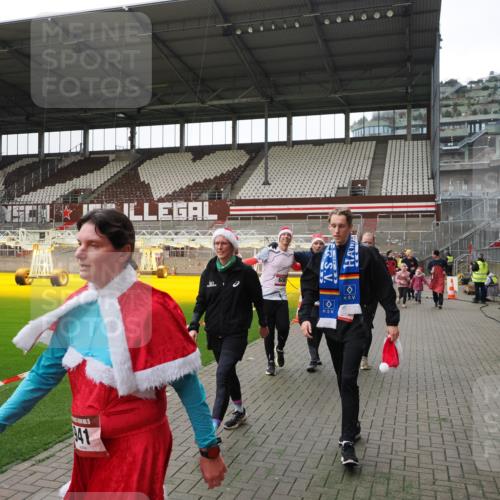 07.12.2025 - St. Pauli X-Mass-Run No. 15 Fabian Wolf http://msf.ph/oto/9399232 07.12.2025 10:58:52 Ziel 7, 606, 907, 941, 1160, 1174, 1451, 1453, 1456, 1458, 1459, 1476, 2130, 2131 meine-sportfotos.de