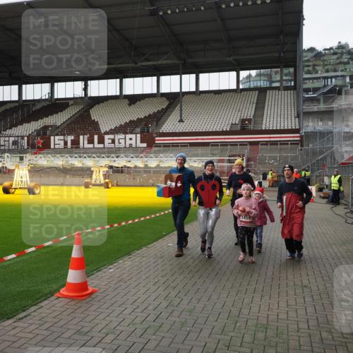 07.12.2025 - St. Pauli X-Mass-Run No. 15 Fabian Wolf http://msf.ph/oto/9399252 07.12.2025 10:58:58 Ziel 582, 606, 907, 941, 1160, 1174, 1451, 1453, 1456, 1458, 1459, 1476, 1508, 2130 meine-sportfotos.de