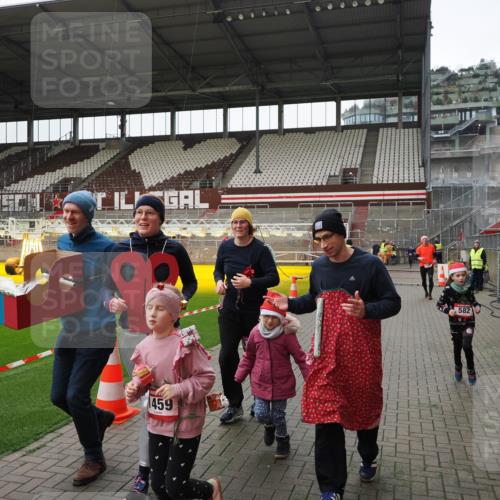 07.12.2025 - St. Pauli X-Mass-Run No. 15 Fabian Wolf http://msf.ph/oto/9399262 07.12.2025 10:59:00 Ziel 582, 606, 907, 1160, 1174, 1451, 1453, 1456, 1458, 1459, 1476, 1508 meine-sportfotos.de