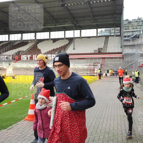 07.12.2025 - St. Pauli X-Mass-Run No. 15 Fabian Wolf http://msf.ph/oto/9399266 07.12.2025 10:59:01 Ziel 582, 606, 907, 1160, 1174, 1451, 1453, 1456, 1458, 1459, 1476, 1508 meine-sportfotos.de