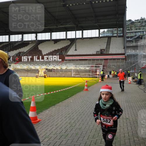 07.12.2025 - St. Pauli X-Mass-Run No. 15 Fabian Wolf http://msf.ph/oto/9399269 07.12.2025 10:59:02 Ziel 582, 606, 907, 1451, 1453, 1456, 1458, 1459, 1476, 1508 meine-sportfotos.de
