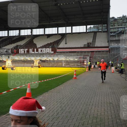 07.12.2025 - St. Pauli X-Mass-Run No. 15 Fabian Wolf http://msf.ph/oto/9399272 07.12.2025 10:59:02 Ziel 582, 606, 907, 1451, 1453, 1456, 1458, 1459, 1476, 1508 meine-sportfotos.de