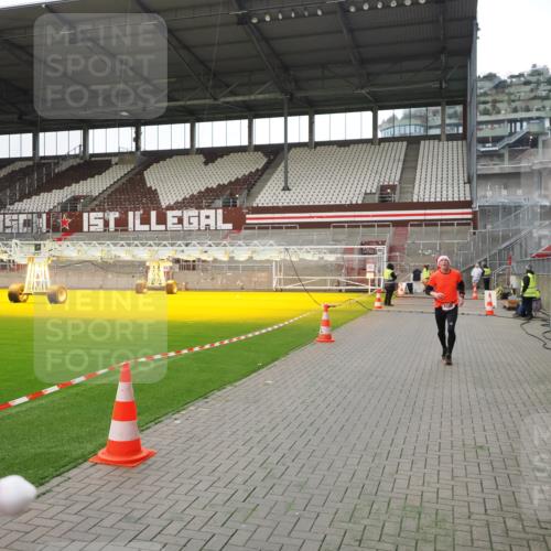 07.12.2025 - St. Pauli X-Mass-Run No. 15 Fabian Wolf http://msf.ph/oto/9399273 07.12.2025 10:59:02 Ziel 582, 606, 907, 1451, 1453, 1456, 1458, 1459, 1476, 1508 meine-sportfotos.de
