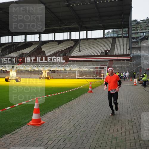 07.12.2025 - St. Pauli X-Mass-Run No. 15 Fabian Wolf http://msf.ph/oto/9399274 07.12.2025 10:59:04 Ziel 582, 1451, 1453, 1456, 1458, 1459, 1508, 2503 meine-sportfotos.de