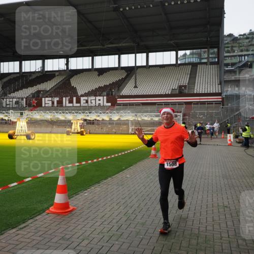 07.12.2025 - St. Pauli X-Mass-Run No. 15 Fabian Wolf http://msf.ph/oto/9399277 07.12.2025 10:59:04 Ziel 582, 1451, 1453, 1456, 1458, 1459, 1508, 2503 meine-sportfotos.de