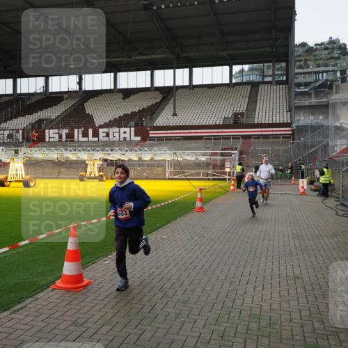 07.12.2025 - St. Pauli X-Mass-Run No. 15 Fabian Wolf http://msf.ph/oto/9399285 07.12.2025 10:59:09 Ziel 242, 582, 1508, 2503, 2772 meine-sportfotos.de