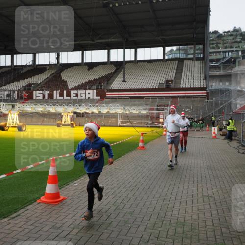 07.12.2025 - St. Pauli X-Mass-Run No. 15 Fabian Wolf http://msf.ph/oto/9399290 07.12.2025 10:59:12 Ziel 242, 582, 1508, 2503, 2772 meine-sportfotos.de