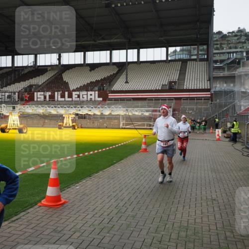 07.12.2025 - St. Pauli X-Mass-Run No. 15 Fabian Wolf http://msf.ph/oto/9399293 07.12.2025 10:59:12 Ziel 242, 582, 1508, 2503, 2772 meine-sportfotos.de