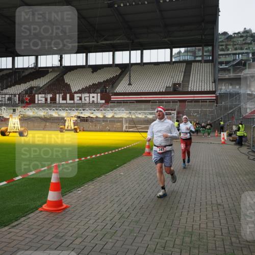 07.12.2025 - St. Pauli X-Mass-Run No. 15 Fabian Wolf http://msf.ph/oto/9399294 07.12.2025 10:59:12 Ziel 242, 582, 1508, 2503, 2772 meine-sportfotos.de
