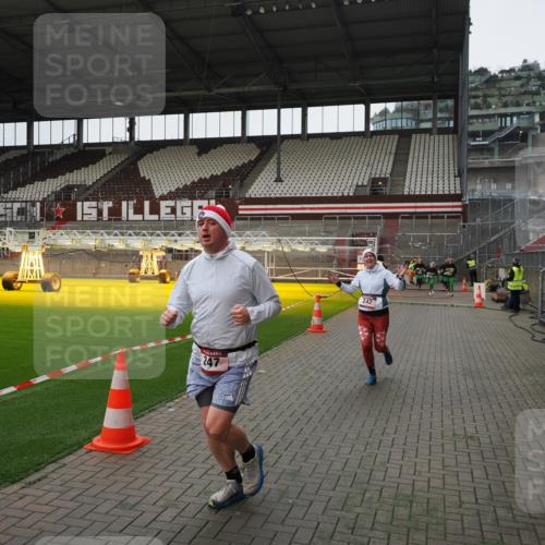 07.12.2025 - St. Pauli X-Mass-Run No. 15 Fabian Wolf http://msf.ph/oto/9399298 07.12.2025 10:59:13 Ziel 242, 582, 1508, 2503, 2719, 2772 meine-sportfotos.de