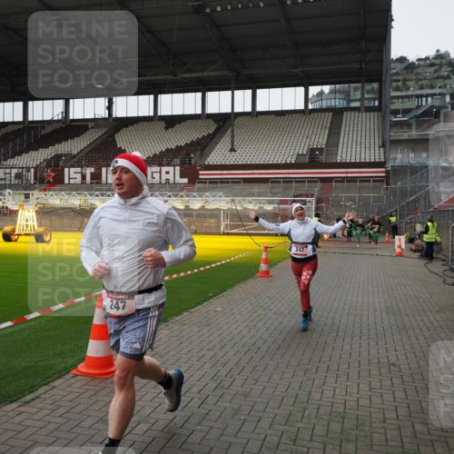 07.12.2025 - St. Pauli X-Mass-Run No. 15 Fabian Wolf http://msf.ph/oto/9399299 07.12.2025 10:59:13 Ziel 242, 582, 1508, 2503, 2719, 2772 meine-sportfotos.de