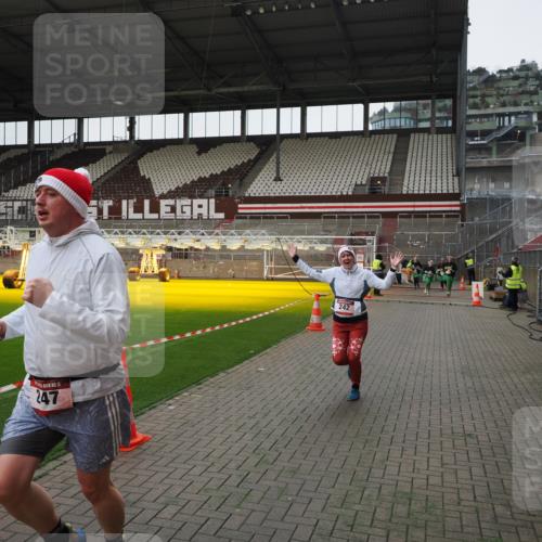 07.12.2025 - St. Pauli X-Mass-Run No. 15 Fabian Wolf http://msf.ph/oto/9399300 07.12.2025 10:59:14 Ziel 242, 582, 1508, 2503, 2719, 2720, 2772 meine-sportfotos.de