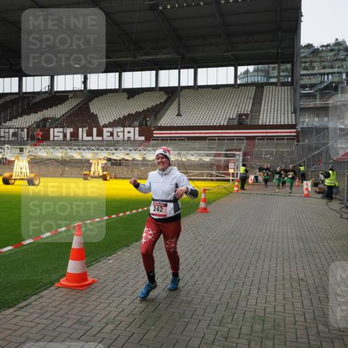 07.12.2025 - St. Pauli X-Mass-Run No. 15 Fabian Wolf http://msf.ph/oto/9399304 07.12.2025 10:59:14 Ziel 242, 582, 1508, 2503, 2719, 2720, 2772 meine-sportfotos.de