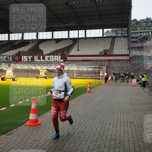 07.12.2025 - St. Pauli X-Mass-Run No. 15 Fabian Wolf http://msf.ph/oto/9399305 07.12.2025 10:59:15 Ziel 242, 582, 1508, 2503, 2719, 2720, 2721, 2727, 2772 meine-sportfotos.de