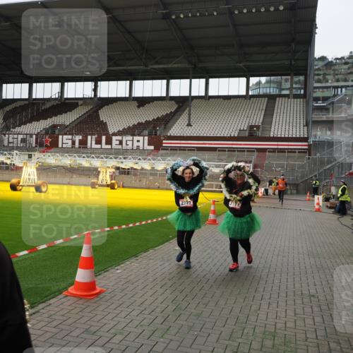 07.12.2025 - St. Pauli X-Mass-Run No. 15 Fabian Wolf http://msf.ph/oto/9399322 07.12.2025 10:59:24 Ziel 242, 1826, 2719, 2720, 2721, 2727, 2772 meine-sportfotos.de