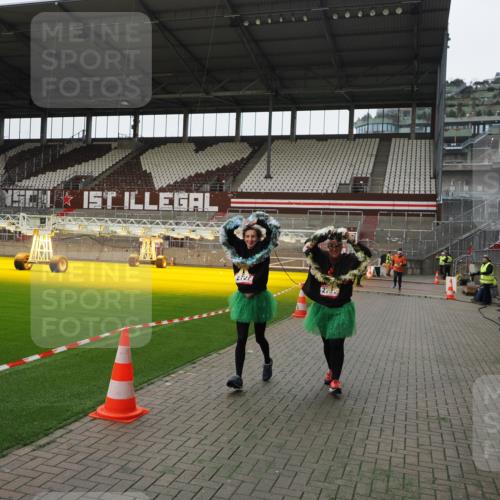 07.12.2025 - St. Pauli X-Mass-Run No. 15 Fabian Wolf http://msf.ph/oto/9399323 07.12.2025 10:59:24 Ziel 242, 1826, 2719, 2720, 2721, 2727, 2772 meine-sportfotos.de