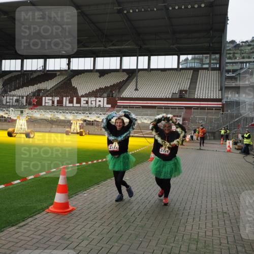 07.12.2025 - St. Pauli X-Mass-Run No. 15 Fabian Wolf http://msf.ph/oto/9399324 07.12.2025 10:59:24 Ziel 242, 1826, 2719, 2720, 2721, 2727, 2772 meine-sportfotos.de