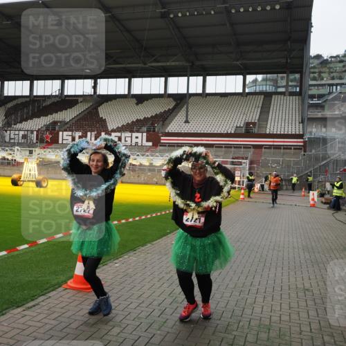 07.12.2025 - St. Pauli X-Mass-Run No. 15 Fabian Wolf http://msf.ph/oto/9399328 07.12.2025 10:59:25 Ziel 242, 1826, 2719, 2720, 2721, 2727, 2772 meine-sportfotos.de