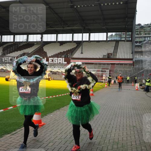 07.12.2025 - St. Pauli X-Mass-Run No. 15 Fabian Wolf http://msf.ph/oto/9399329 07.12.2025 10:59:25 Ziel 242, 1826, 2719, 2720, 2721, 2727, 2772 meine-sportfotos.de