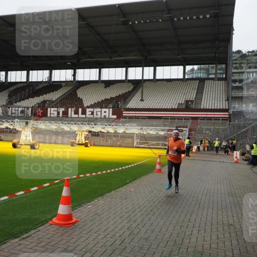07.12.2025 - St. Pauli X-Mass-Run No. 15 Fabian Wolf http://msf.ph/oto/9399335 07.12.2025 10:59:28 Ziel 1826, 2719, 2720, 2721, 2727 meine-sportfotos.de