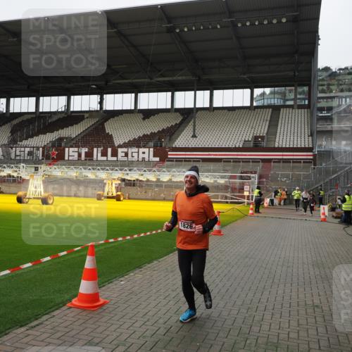 07.12.2025 - St. Pauli X-Mass-Run No. 15 Fabian Wolf http://msf.ph/oto/9399340 07.12.2025 10:59:29 Ziel 301, 1826, 2719, 2720, 2721, 2727 meine-sportfotos.de