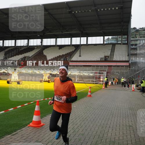 07.12.2025 - St. Pauli X-Mass-Run No. 15 Fabian Wolf http://msf.ph/oto/9399342 07.12.2025 10:59:30 Ziel 301, 306, 420, 1826, 2719, 2720, 2721, 2727 meine-sportfotos.de