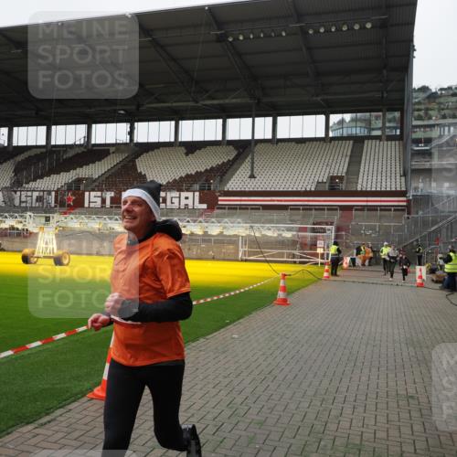 07.12.2025 - St. Pauli X-Mass-Run No. 15 Fabian Wolf http://msf.ph/oto/9399343 07.12.2025 10:59:30 Ziel 301, 306, 420, 1826, 2719, 2720, 2721, 2727 meine-sportfotos.de
