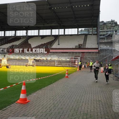 07.12.2025 - St. Pauli X-Mass-Run No. 15 Fabian Wolf http://msf.ph/oto/9399345 07.12.2025 10:59:34 Ziel 301, 306, 420, 1826, 2720, 2721, 2727 meine-sportfotos.de