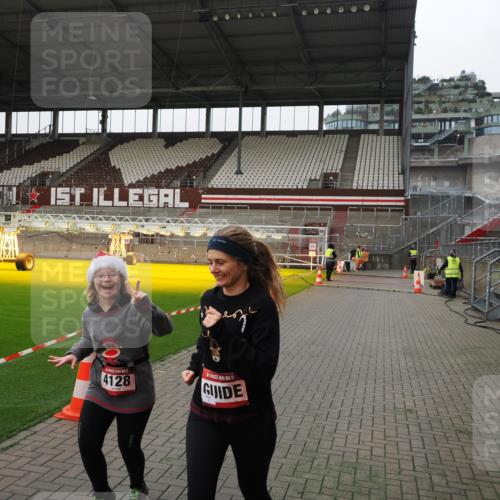 07.12.2025 - St. Pauli X-Mass-Run No. 15 Fabian Wolf http://msf.ph/oto/9399385 07.12.2025 10:59:47 Ziel 301, 306, 420, 4128 meine-sportfotos.de
