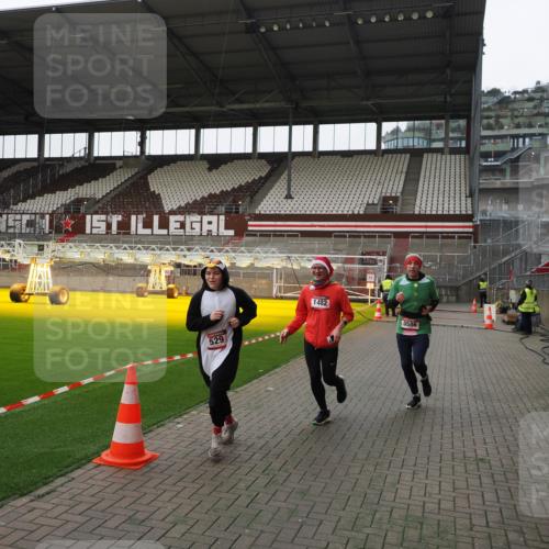07.12.2025 - St. Pauli X-Mass-Run No. 15 Fabian Wolf http://msf.ph/oto/9399407 07.12.2025 11:00:06 Ziel 529, 1482, 1558, 1702, 3586 meine-sportfotos.de