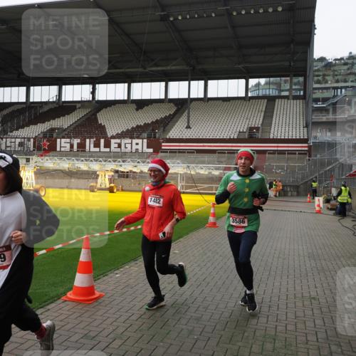 07.12.2025 - St. Pauli X-Mass-Run No. 15 Fabian Wolf http://msf.ph/oto/9399411 07.12.2025 11:00:07 Ziel 529, 1482, 1558, 1702, 3586 meine-sportfotos.de