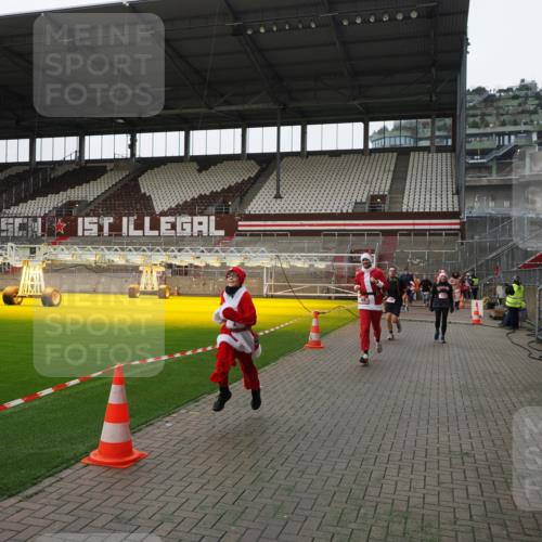 07.12.2025 - St. Pauli X-Mass-Run No. 15 Fabian Wolf http://msf.ph/oto/9399418 07.12.2025 11:00:21 Ziel 225, 435, 440, 985, 988, 3586, 4793 meine-sportfotos.de