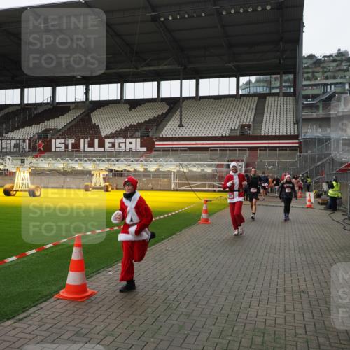 07.12.2025 - St. Pauli X-Mass-Run No. 15 Fabian Wolf http://msf.ph/oto/9399419 07.12.2025 11:00:21 Ziel 225, 435, 440, 985, 988, 3586, 4793 meine-sportfotos.de