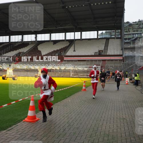 07.12.2025 - St. Pauli X-Mass-Run No. 15 Fabian Wolf http://msf.ph/oto/9399420 07.12.2025 11:00:21 Ziel 225, 435, 440, 985, 988, 3586, 4793 meine-sportfotos.de