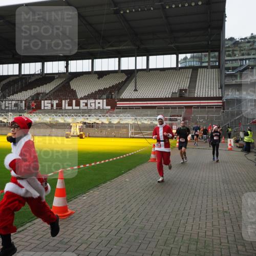 07.12.2025 - St. Pauli X-Mass-Run No. 15 Fabian Wolf http://msf.ph/oto/9399422 07.12.2025 11:00:22 Ziel 225, 435, 440, 611, 985, 988, 3952, 4793 meine-sportfotos.de