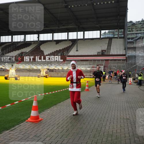 07.12.2025 - St. Pauli X-Mass-Run No. 15 Fabian Wolf http://msf.ph/oto/9399425 07.12.2025 11:00:22 Ziel 225, 435, 440, 611, 985, 988, 3952, 4793 meine-sportfotos.de
