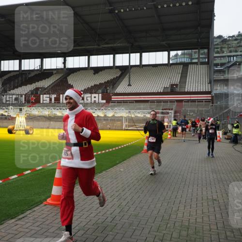 07.12.2025 - St. Pauli X-Mass-Run No. 15 Fabian Wolf http://msf.ph/oto/9399428 07.12.2025 11:00:23 Ziel 225, 435, 440, 611, 985, 988, 3952, 4478, 4793 meine-sportfotos.de