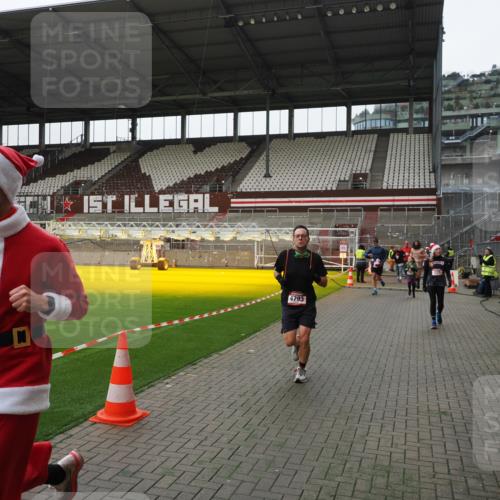 07.12.2025 - St. Pauli X-Mass-Run No. 15 Fabian Wolf http://msf.ph/oto/9399430 07.12.2025 11:00:23 Ziel 225, 435, 440, 611, 985, 988, 3952, 4478, 4793 meine-sportfotos.de