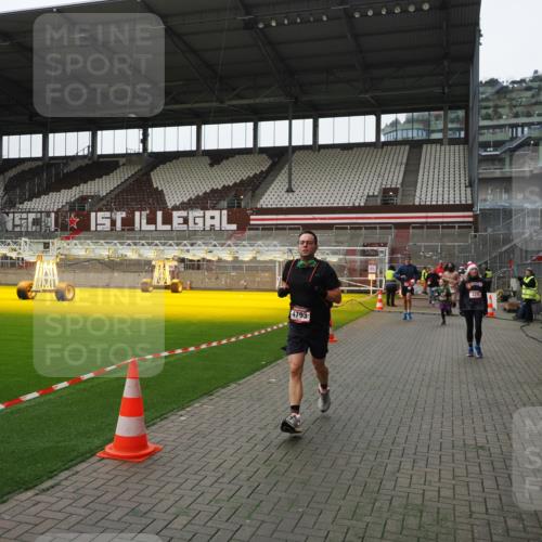 07.12.2025 - St. Pauli X-Mass-Run No. 15 Fabian Wolf http://msf.ph/oto/9399431 07.12.2025 11:00:24 Ziel 225, 435, 440, 611, 985, 988, 3952, 4478, 4793 meine-sportfotos.de