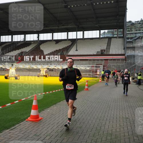 07.12.2025 - St. Pauli X-Mass-Run No. 15 Fabian Wolf http://msf.ph/oto/9399433 07.12.2025 11:00:24 Ziel 225, 435, 440, 611, 985, 988, 3952, 4478, 4793 meine-sportfotos.de