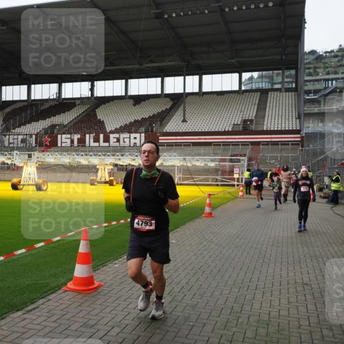 07.12.2025 - St. Pauli X-Mass-Run No. 15 Fabian Wolf http://msf.ph/oto/9399434 07.12.2025 11:00:24 Ziel 225, 435, 440, 611, 985, 988, 3952, 4478, 4793 meine-sportfotos.de
