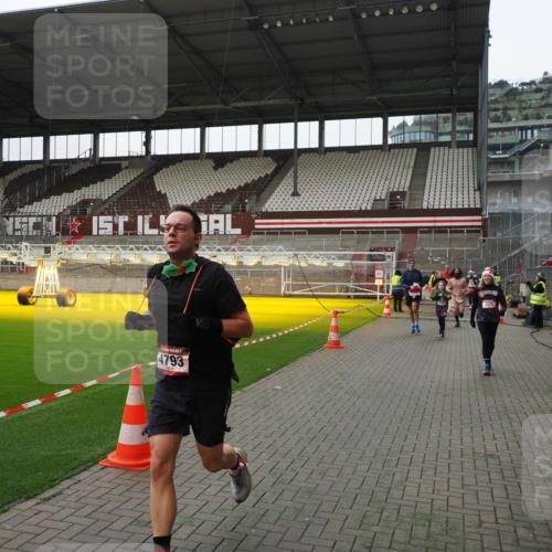 07.12.2025 - St. Pauli X-Mass-Run No. 15 Fabian Wolf http://msf.ph/oto/9399435 07.12.2025 11:00:24 Ziel 225, 435, 440, 611, 985, 988, 3952, 4478, 4793 meine-sportfotos.de