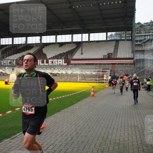 07.12.2025 - St. Pauli X-Mass-Run No. 15 Fabian Wolf http://msf.ph/oto/9399436 07.12.2025 11:00:25 Ziel 225, 435, 440, 611, 985, 988, 1721, 3952, 4478, 4793 meine-sportfotos.de